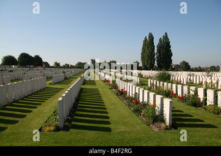 Der Blick über Grabsteine auf dem Commonwealth Tyne Cot Friedhof in Zonnebeke, Belgien. Stockfoto