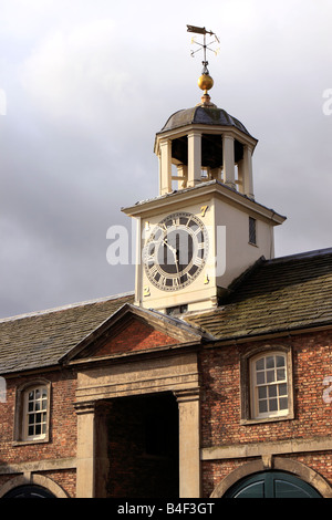 UK Cheshire Altrincham Dunham Massey Hall NT Stallungen mit Uhrturm des achtzehnten Jahrhunderts Stockfoto