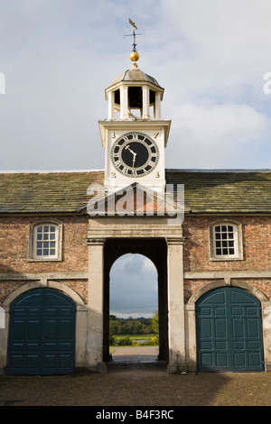 UK Cheshire Altrincham Dunham Massey Hall NT Stallungen mit Uhrturm des achtzehnten Jahrhunderts Stockfoto