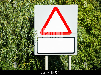 Leere Warnung Typ Straßenschild mit Textfeld England UK