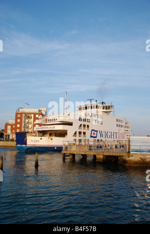 Wight Link Isle Of Wight Autofähre in den Hafen in Old Portsmouth (Hampshire) England Stockfoto