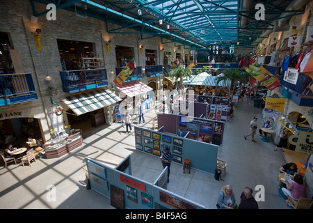 Innere des The Forks Market während eine Fotoausstellung, The Forks - eine National Historic Site, Stadt von Winnipeg, Manitoba. Stockfoto