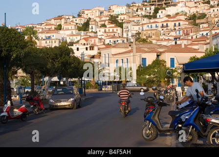 Waterfront Straße in der schönen Poros-Stadt mit Gehäuse in Terrassen hinter Insel Poros griechische Inseln Ägäis Griechenland Stockfoto