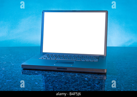 Runde Laptop PC auf Marmorplatte blauen Hintergrund Titel Bildraum für Text Layout Leinwand Monitor MAC Powerbook Computer Stockfoto