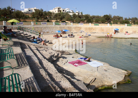 Ein kleiner abgelegener Strand von St. Thomas Bay, in der Nähe von Marsaskala, Malta. Stockfoto