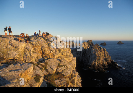Touristen am Pointe de Penhir in der Nähe von Camaret Sur Mer Brittany France Stockfoto