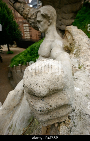 Zerstörten männliche Skulptur vor dem Schloss von Rivoli, Turin, Italien. Stockfoto