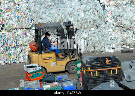 Gasbetriebenen Gabelstapler in den Lagerplatz ein Abfall Kunststoff-recycling-Anlage in Betrieb Stockfoto