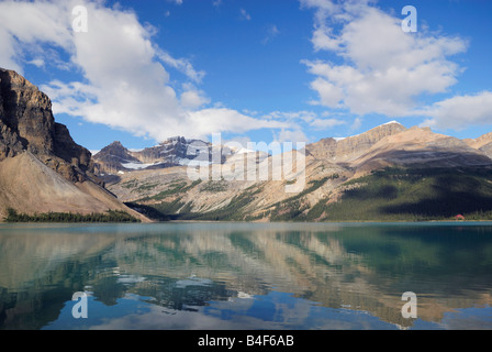 Alpine Reflexionen in Bow Lake, Banff Nationalpark, Kanadische Rockies Stockfoto