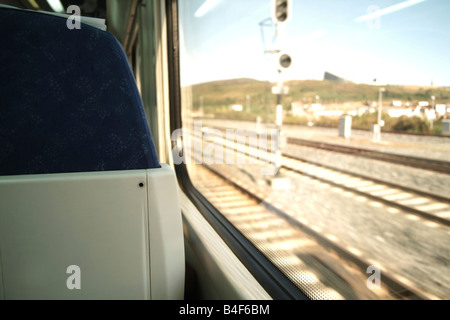 ein Blick durch das Glas in einem Zugreisen Stockfoto