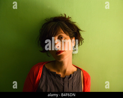 Porträt einer spanischen schwangeren gegen eine grüne Wand Stockfoto