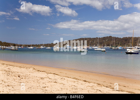 Pittwater Bay vor der Küste von Palm Beach Sydney mit Yachten und Booten in der Bucht, Ku-Ring-gai Chase Nationalpark in der Ferne, Australien Stockfoto