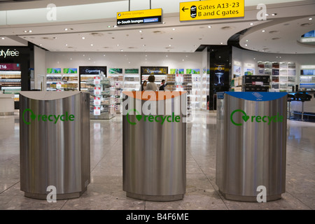 Großbritannien UK drei Farbe kodierte Edelstahl recycling-Behälter in Heathrow Airport terminal Gebäude Stockfoto