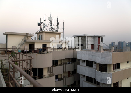 Satellitenschüsseln für tv auf dem Dach eines Mehrfamilienhauses in Dhaka Stockfoto