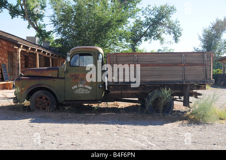 Alten Dodge Bauernhof LKW außerhalb der Kuh Canyon Trading Company, Bluff, Utah, USA. Stockfoto