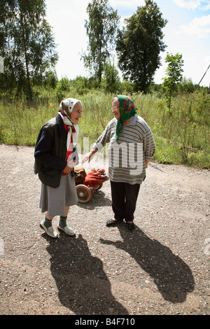 Ziehen Bewohner der radioaktiven Sperrzone in der Nähe von Gomel, Weißrussland Stockfoto