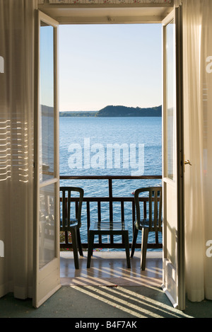 Blick über den Lago Maggiore von einem Seeufer Hotel Zimmer, Belgirate, Lago Maggiore, Italien Stockfoto