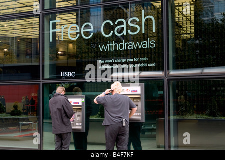 UK - Kunden zeichnen Bargeld am ATM Maschine außerhalb HSBC HQ in Canary Wharf London Foto Julio Etchart Stockfoto