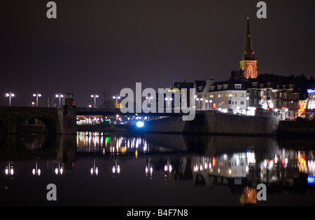 Maastricht bei Nacht, von der Maas. Niederlande. Stockfoto