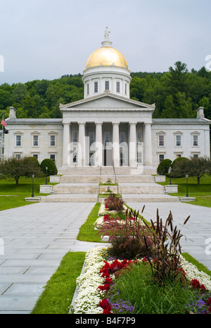 Montpellier, Vermont. State Capitol Building mit Blumen Stockfoto