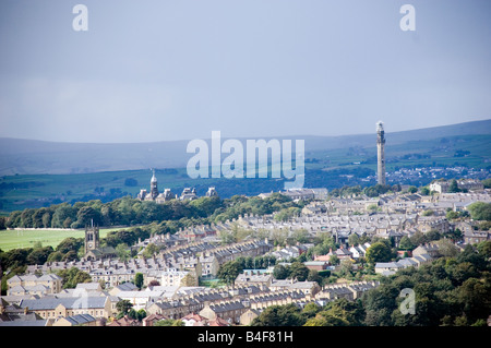 Wainhouse Turm und Crossley Heath School auf dem Hügel westlich von Halifax, UK. Stockfoto