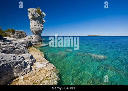 Meer-Stack entlang der Küstenlinie von Blumentopf-Insel in der Fathom Five National Marine Park, Lake Huron, Ontario, Kanada Stockfoto