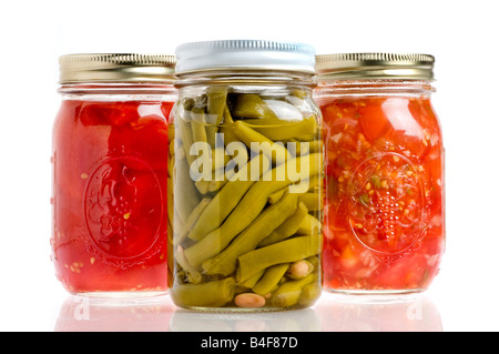Drei Gläser aus der Dose Bohnen, Tomaten, Salsa. Stockfoto