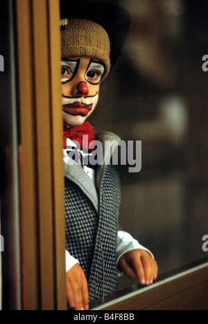 Traurige kleine Clown Blick auf das Fenster Stockfoto