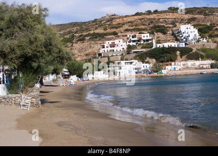 Der Strand und die Bucht bei Platis Gialos auf Insel Sifnos mit der Stadt Kykladen Ägäis Griechenland Stockfoto