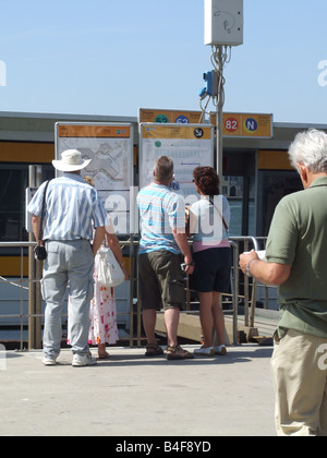 Touristen, die gerne am Wasser Taxi Zeitplan in Venedig, Italien Stockfoto