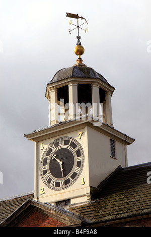 UK Cheshire Altrincham Dunham Massey Hall NT Stallungen mit Uhrturm des achtzehnten Jahrhunderts Stockfoto