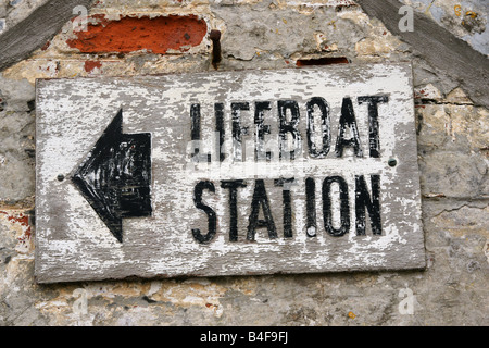 Altes verwittertes Schild für die Lizard Lifeboat Station Cornwall England Stockfoto