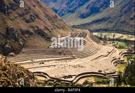 Blick auf die Inka-Ruine LLactapata oder Patallacta entnommen aus der Inka-Trail in den Anden Perus Stockfoto