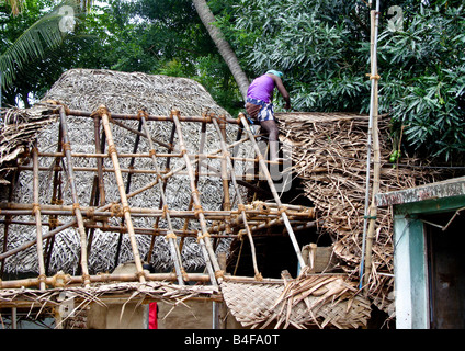 Gebäude der traditionellen alten Mann altmodisch thatched Dach für eine Bauernfamilie Dorf nach Hause, das hauptsächlich aus Lehm und Bambus besteht. Stockfoto
