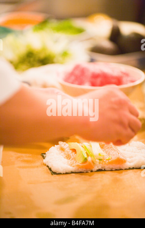 Sushi-Koch bereitet Roll indem Reis Lachs und Gurke auf Algen Edomasa Restaurant Santa Barbara Kalifornien Stockfoto