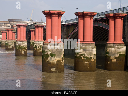 Grundlagen der kopflose Spalten in Themse der alten Eisenbahnbrücke Blackfriars und neue Eisenbahnbrücke mit dem Bau von Kränen. Stockfoto