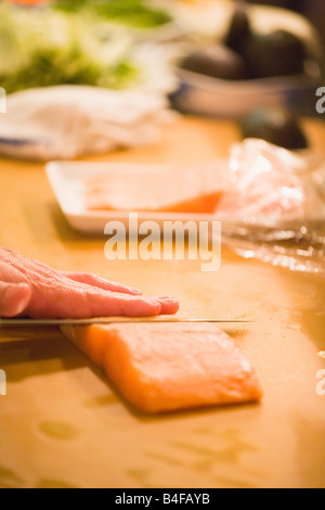 Sushi Koch Zubereitung Lachs für roll-Edomasa Restaurant Santa Barbara Kalifornien Stockfoto