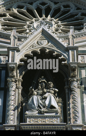 Detail einer Statue an der Fassade von Il Duomo Kathedrale in Florenz Italien Stockfoto