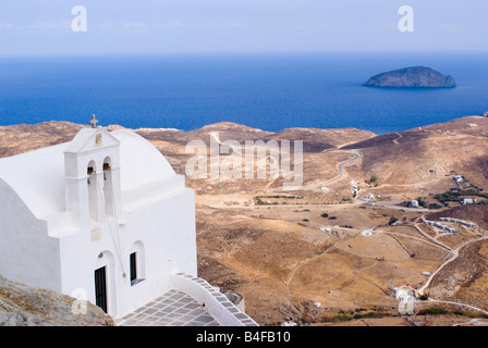 Weißen Fischerhäuser Kirche in Chora Oberstadt mit Hügeln in der Nähe von Livadi und Ägäischen Meer Serifos Insel Kykladen Griechenland Stockfoto