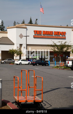Warenkorb leeren Bauholz in Home Depot Parkplatz in San Jose Kalifornien USA Stockfoto