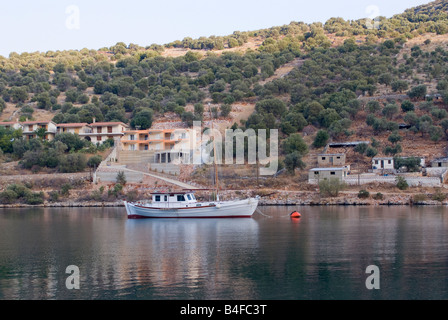 Ehemaligen Fischerboot vor Anker in der Bucht bei Voufalo Insel Evia griechischen Inseln Griechenlands Stockfoto