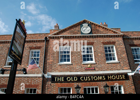 Das alte Zollhaus Pub am Gunwharf Quays Portsmouth Hampshire England Stockfoto