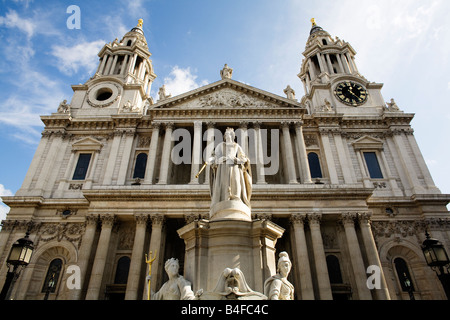 Fassade der St. Pauls Cathedral in London mit der Statue des Quuen Anne im Vordergrund Stockfoto