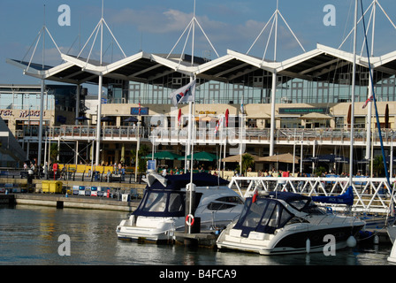 Gunwharf Quays Waterfront Cafés und Restaurants Portsmouth (Hampshire) England Stockfoto