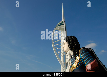 Spinnaker Tower und alte Schiff s Galionsfigur an Gunwharf Quays Portsmouth Hampshire in England Stockfoto