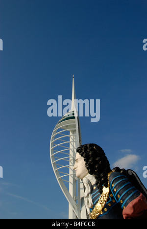 Spinnaker Tower und alte Schiff s Galionsfigur an Gunwharf Quays Portsmouth Hampshire in England Stockfoto