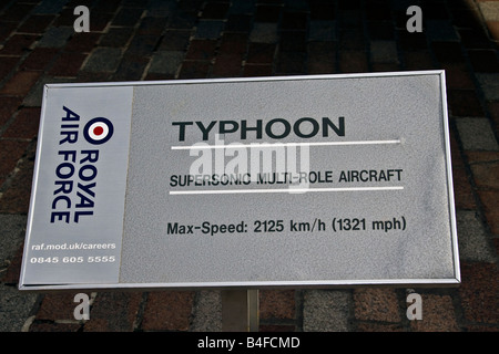 Eine Gedenktafel errichtet von der Royal Air Force Anzeigen von Informationen über die neuen Fighter jet Taifun in Dundee, Großbritannien Stockfoto