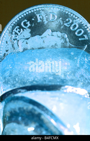 Eingefrorenen Vermögenswerte Münze Geld Bar in Eis Block finanzielle Einfrieren-Konzept Stockfoto