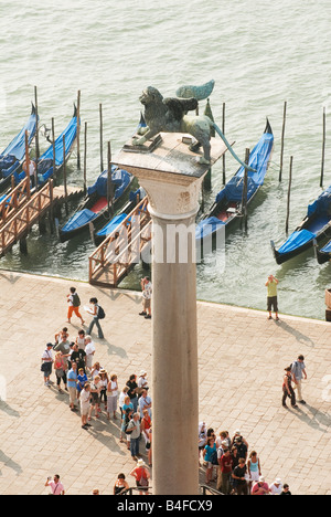 Touristischen Line-up auf der Piazza San Marco, gehen an die Spitze des Campanile-Venedig-Italien Stockfoto