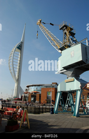 Gunwharf Quays zeigt Spinnaker Tower und Riesen Kran Portsmouth (Hampshire) England Stockfoto